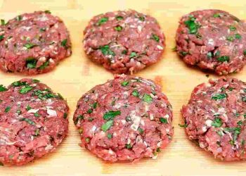 Burgers à la viande avec du riz aux légumes