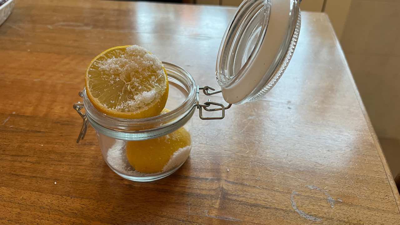 sel-et-citron-mettez-les-dans-un-bocal-chez-nous-ils-valent-de-lor-sils-sont-melanges