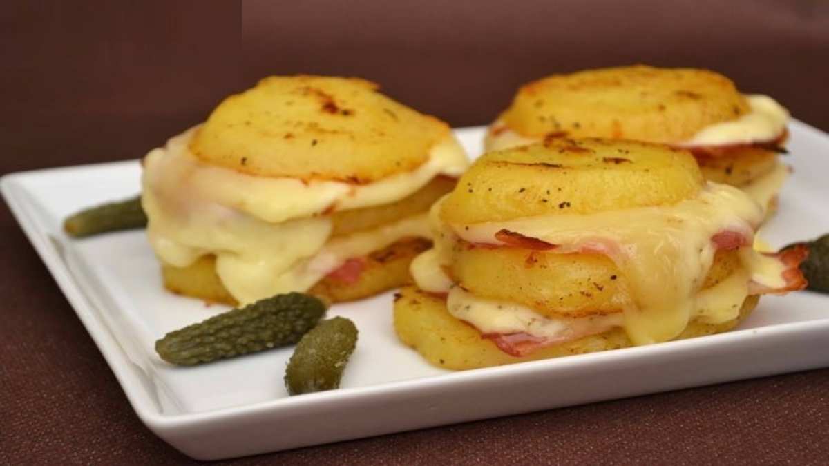 pommes-de-terre-au-four-au-fromage-a-raclette-et-lard-fume-delicieuses-et-uniques