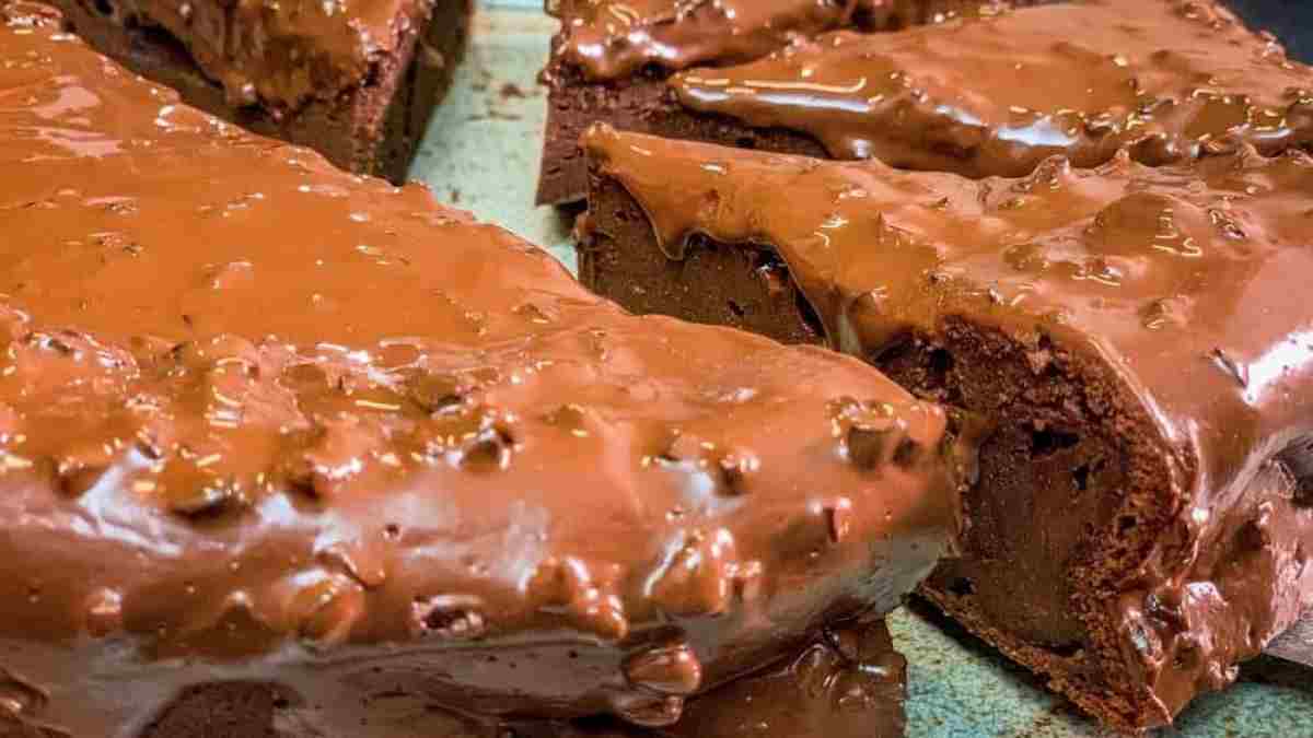 moelleux-et-fondant-au-chocolat-mascarpone-avec-un-glacage-facon-rocher-praline