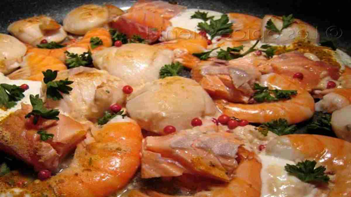 poelee-de-la-mer-onctueuse-et-parfumee-saint-jacques-saumon-et-crevettes
