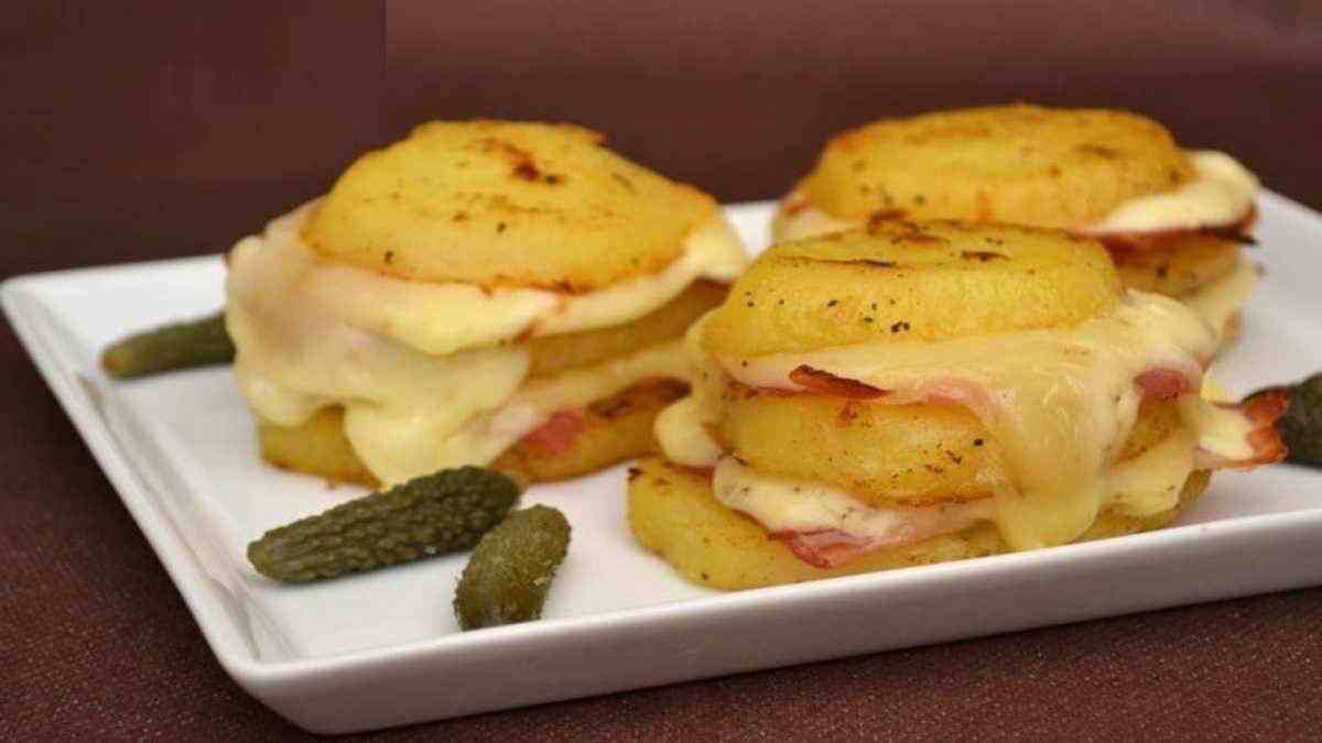 pommes-de-terre-au-four-au-fromage-a-raclette-et-lard-fume-delicieuses-et-uniques-2