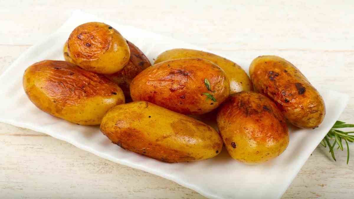pommes-de-terre-roties-essayez-lingredient-secret-elles-auront-une-saveur-completement-differente-i-vous-lutiliserez-toujours