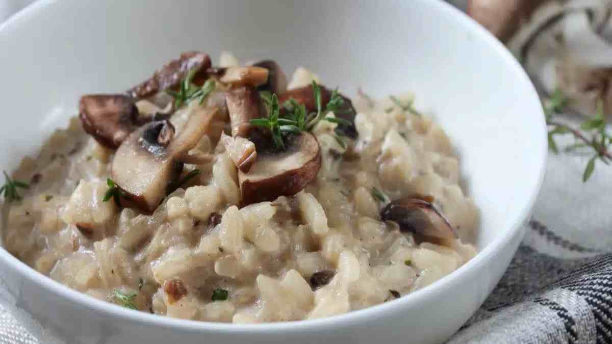 risotto-cremeux-aux-champignons-avec-une-touche-dhuile-de-truffe-facile-a-preparer-en-semaine
