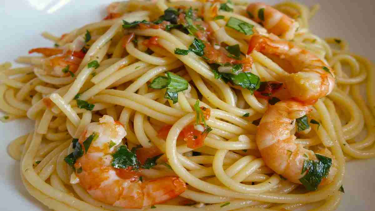 spaghettis-aux-crevettes-a-lail-un-plat-delicieux-2