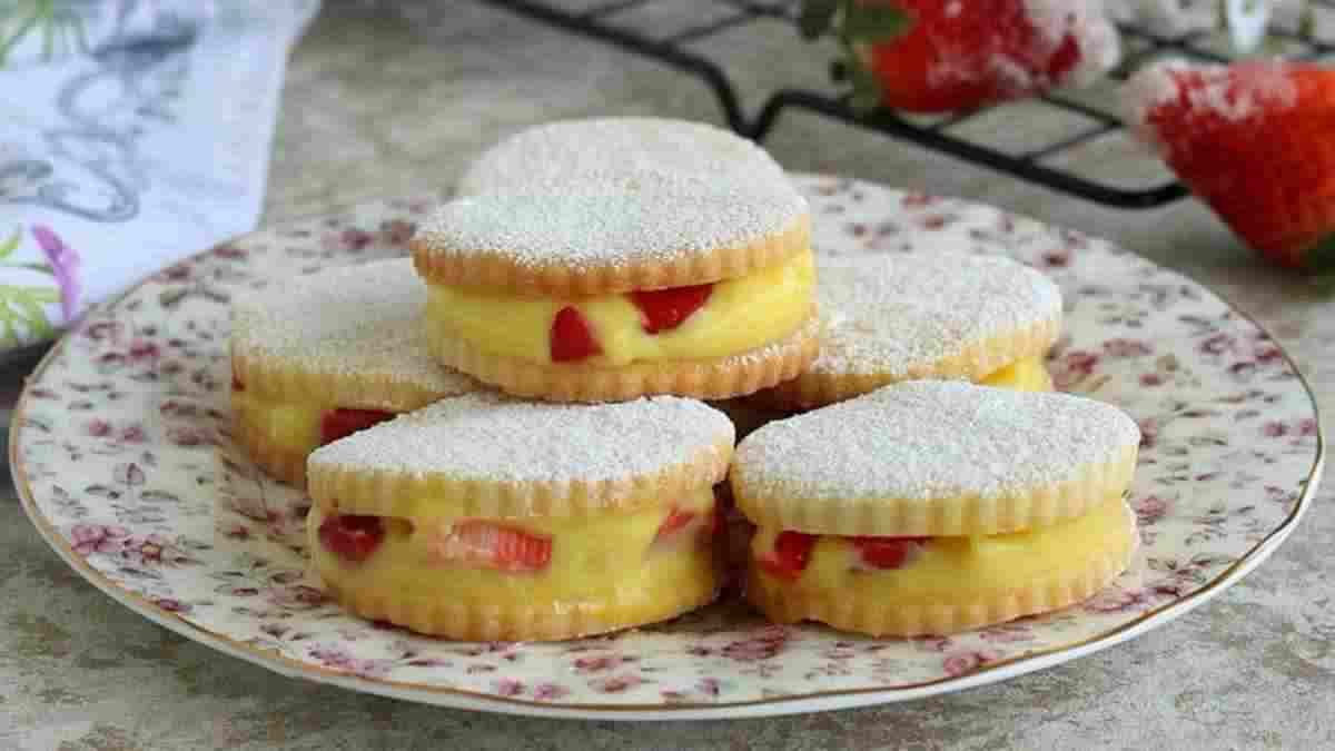 biscuits-aux-fraises-et-a-la-creme-patissiere-savoureux-2