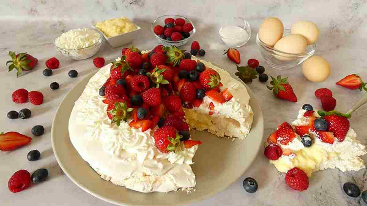 la-pavlova-meringue-creme-fouettee-et-baies