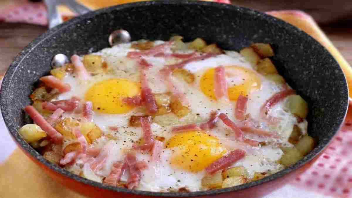 oeufs-au-plat-pommes-de-terre-et-speck-recette-rapide