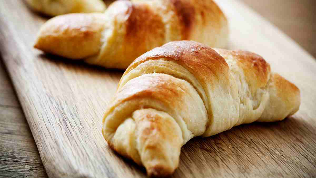 croissants-au-lait-et-yaourt-sans-beurre-pour-un-petit-dejeuner-savoureux-et-leger