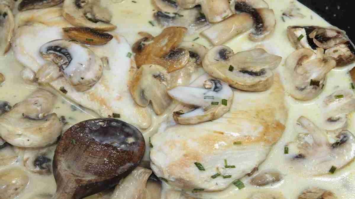 escalopes-de-veau-a-la-creme-aux-champignons-et-au-cognac-une-gourmandise