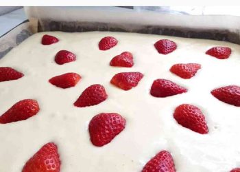 gateau-au-lait-et-aux-fraises-super-seulement-5-minutes-pour-le-preparer-et-25-minutes-de-cuisson