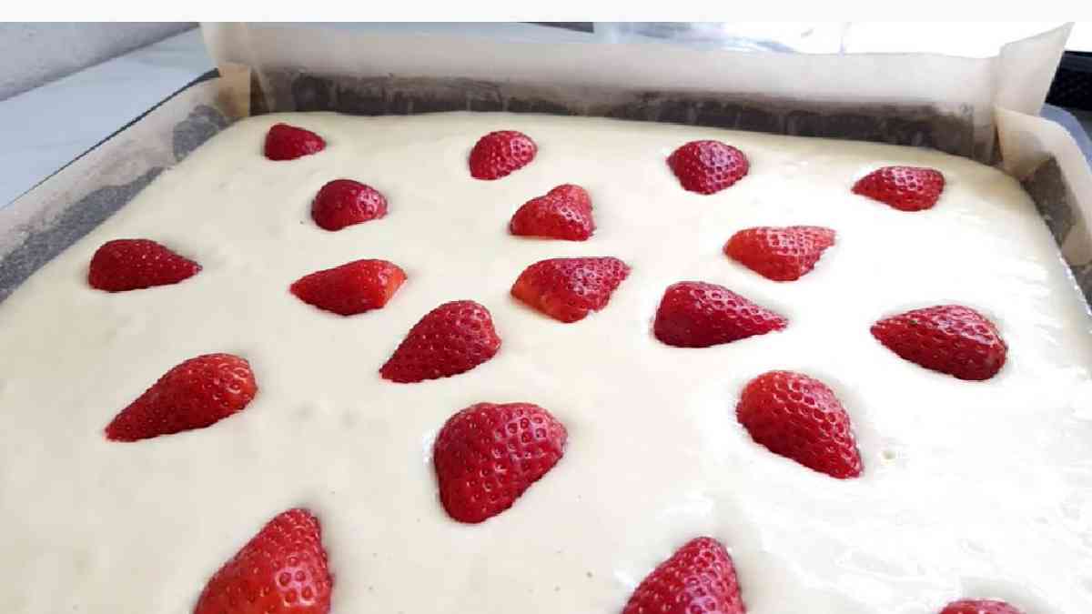 gateau-au-lait-et-aux-fraises-super-seulement-5-minutes-pour-le-preparer-et-25-minutes-de-cuisson