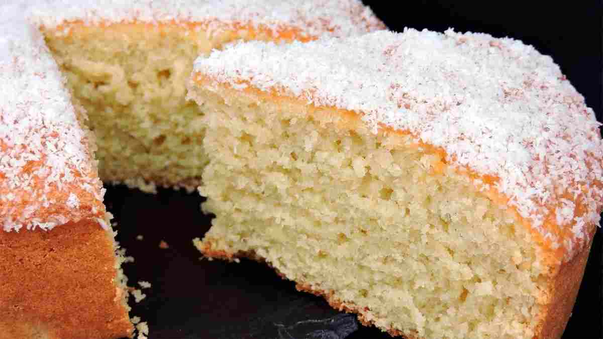 le-gateau-a-la-noix-de-coco-moelleux-savoureux-et-avec-tres-peu-de-calories-il-nen-restera-pas-une-seule-tranche