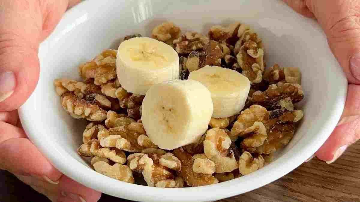 seulement-des-noix-et-des-bananes-regarde-ce-que-je-prepare-pour-le-petit-dejeuner-avec-ces-2-ingredients-cest-a-faible-indice-glycemique