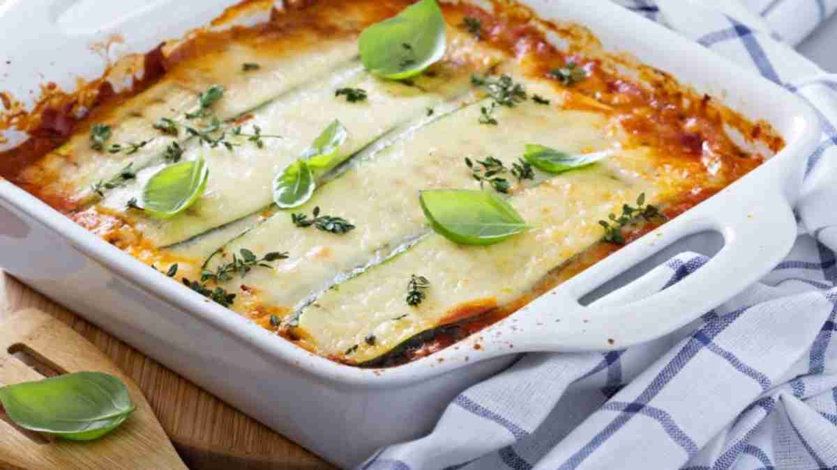 parmigiana-de-courgettes-pour-le-diner-tout-est-cuit-cru-cest-delicieux-comme-ca-aussi