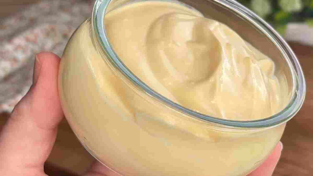 il-ny-a-pas-une-cuillere-dhuile-dans-cette-mayonnaise-cela-fait-des-mois-que-je-ne-sers-que-celle-ci