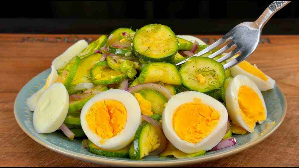 la-salade-nutritive-a-manger-au-moins-une-fois-par-semaine-jy-mets-des-concombres-des-courgettes-du-gingembre-et-des-oeufs