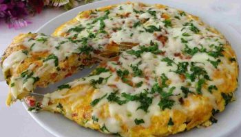 pour-le-diner-quand-je-nai-meme-pas-une-heure-pour-cuisiner-je-prepare-cette-omelette-bien-nourrissante-et-rassasiante